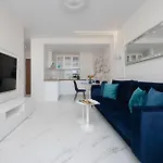 Stylish With Parking & View By Renters Prestige Appartement
