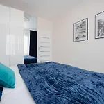 Stylish With Parking & View By Renters Prestige Apartment Warschau