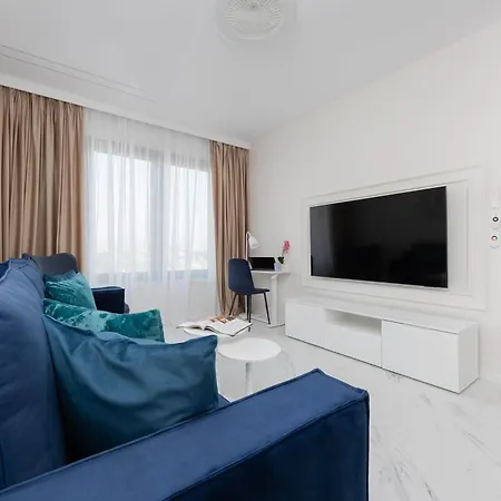 Stylish With Parking & View By Renters Prestige Apartment Warschau