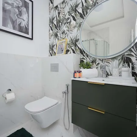 Stylish With Parking & View By Renters Prestige *