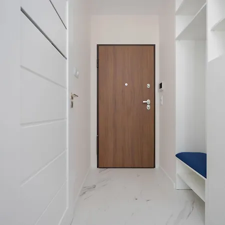 Stylish With Parking & View By Renters Prestige Apartment Warschau