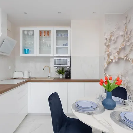 Stylish With Parking & View By Renters Prestige Apartman